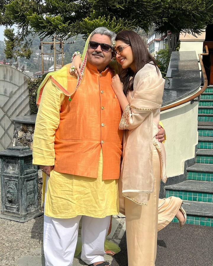 కుటుంబంలోని తన ఫేవరెట్స్తో దిగిన ఫోటోలను సోషల్ మీడియాలో షేర్ చేసింది. Wholesome ♥️ The last two days have been a joy ride - a lot of crazy dancing, laughter lines deepened, and a heart overflowing with love. ♥️ Seeing familiar faces after years, catching up on lives lived and dreams chased, it felt like slipping back into the warmth of a well-loved childhood story. P.S. The wedding festivities have just begun.! #cousinswedding ♥️ అంటూ ఫ్యామిలీ గురించి రాసుకొచ్చింది. (Images Source : Instagram/raashiikhanna)