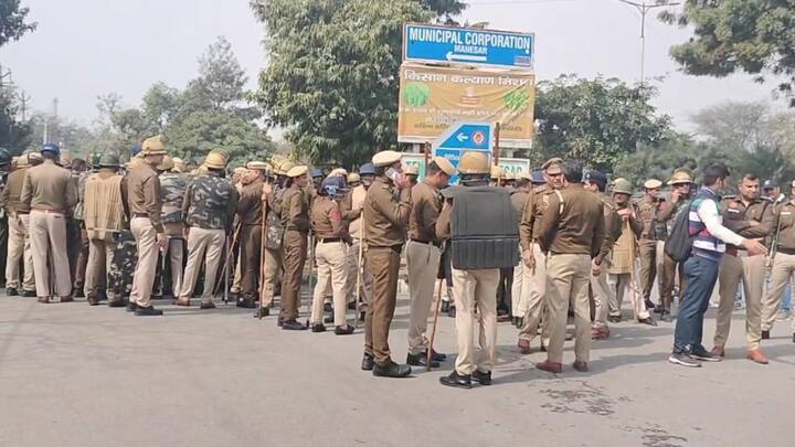 Haryana News: हरियाणा के गुरुग्राम में पुलिस ने कार्रवाई करते हुए दिल्ली के लिए मार्च कर रहे कई किसानों को हिरासत में ले लिया. किसान यहां जमीन अधिग्रहण में मुआवजे के मुद्दे पर प्रदर्शन कर रहे थे.