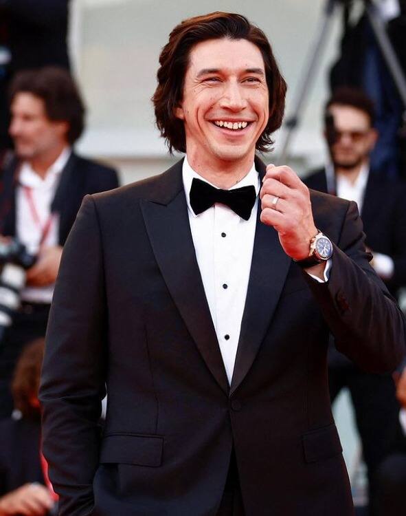 एडम ड्राइवर ने एक इंटरव्यू में बताया था कि उनका काम सिर्फ परफॉर्म करना है. परफॉर्मेंस देन के बाद वह उसे दोबार नहीं देखते हैं.