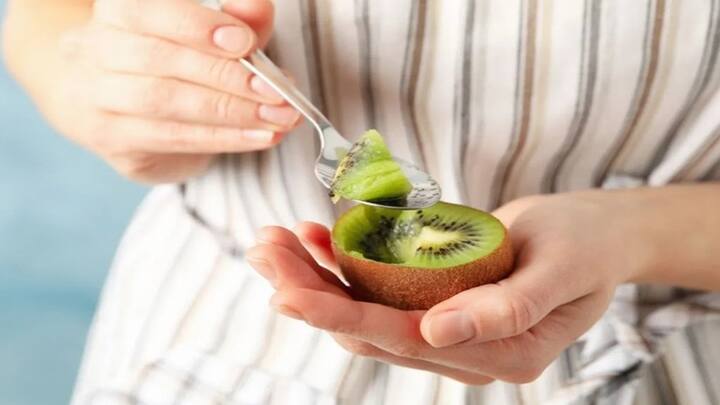 Kiwi And Mental Health: તમે માત્ર થોડા દિવસો કિવી ફળ ખાવાથી તમારા માનસિક સ્વાસ્થ્યને વધારી શકો છો. તાજેતરમાં થયેલા એક અભ્યાસમાં આ વાત કહેવામાં આવી છે.