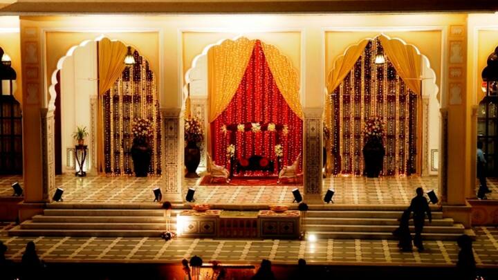 हालांकि, साल 1996 में राजकुमारी जयेंद्र कुमारी ने इस महल को एक होटल में तब्दील कर दिया था. इतने सालों में ये होटल पूरी दुनिया में लोकप्रिय हो गया है. हालांकि, यहां ठहरने के लिए आपके अकाउंट में ढेर सारे पैसे होने चाहिए.