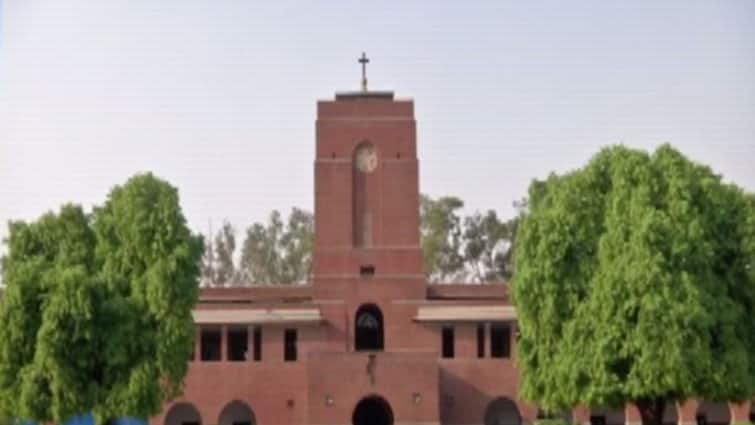 St Stephens College Withdraws Order of Suspension of Students Who Not Attending Morning Prayer Meeting DU Delhi University: स्टीफंस कॉलेज ने छात्रों को सस्पेंड करने का आदेश वापस लिया, प्रिंसिपल ने दी सफाई