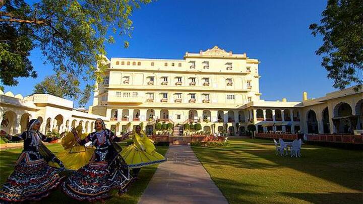 कहा जाता है कि इस होटल का पुराना नाम द चोमू हवेली है. इसे 1727 में बनाया गया था. कहा जाता है कि इस होटल का नाम चोमू के आखिरी राजा ठाकुर राज सिंह के नाम पर रखा गया है.