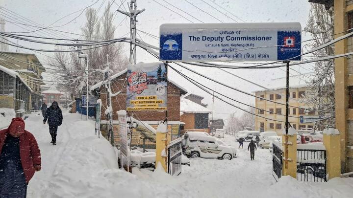 वहीं हिमाचल प्रदेश का बिलासपुर, अधिकतम 25.7 डिग्री के साथ सबसे गर्म स्थान रहा. इस बीच, आने वाले दिनों में हिमाचल प्रदेश में बारिश और बर्फबारी जारी रहने की संभावना है.