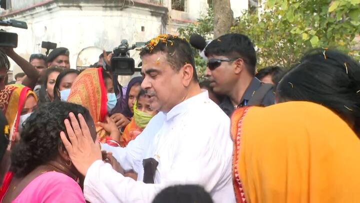 শেষপর্যন্ত গ্রাম ছাড়ার আগে জানালেন আবার আসবেন ২৫ তারিখ। গ্রামের মানুষদের সঙ্গে কথা বলবেন।