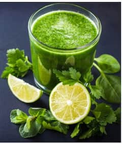 આંખોની નબળાઈને દૂર કરવા દરરોજ પીવો પાલકનો જ્યૂસ, જાણો ફાયદાઓ