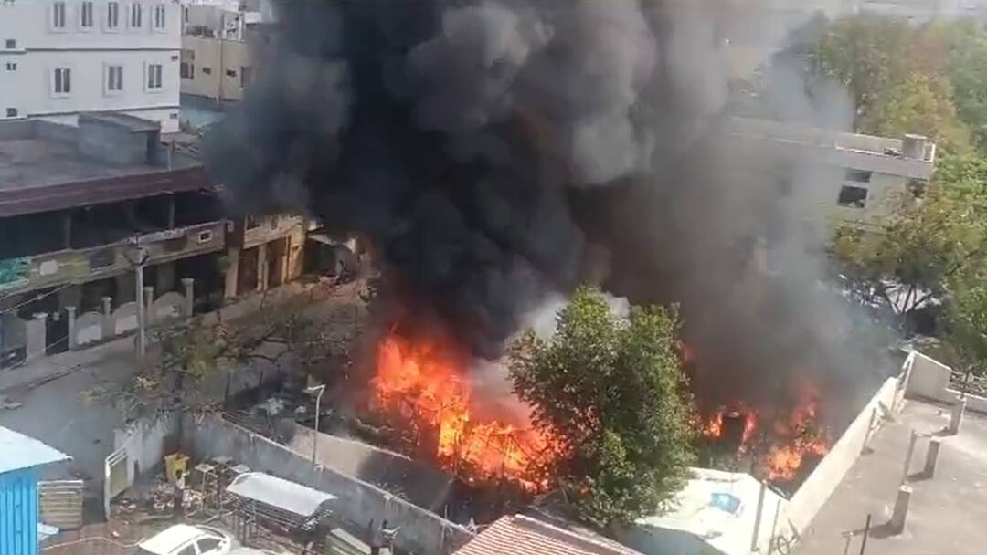 fire accident in Karimnagar Telangana Karimnagar: కరీంనగర్ లో భారీ అగ్ని ప్రమాదం - పేలిన 5 గ్యాస్ సిలిండర్లు