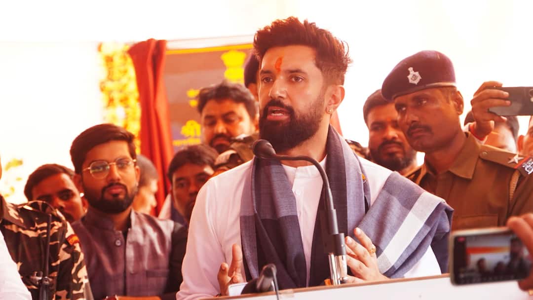 Bihar News: जब कैमरे पर रोने लगे चिराग पासवान... जमुई में चार लाइन कही ये बात और छलक पड़े आंसू Chirag Paswan Cried on Camera Tears Fall Down from Eyes Big Statement on Lok Sabha Election ANN Bihar News: जब कैमरे पर रोने लगे चिराग पासवान... जमुई में चार लाइन कही ये बात और छलक पड़े आंसू