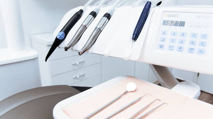 डेंटिस्ट बनने के लिए उम्मीदवार BDS (Bachelor of Dental Surgery) या फिर MDS (Master of Dental Surgery) की डिग्री हासिल करनी होगी. डेंटिस्ट बनकर आप बढ़िया रुपये कमा सकते हैं आप किसी अस्पताल में डेंटिस्ट के रूप में काम कर सकते हैं साथ ही अपना डेंटल क्लिनिक भी खोल सकते हैं.