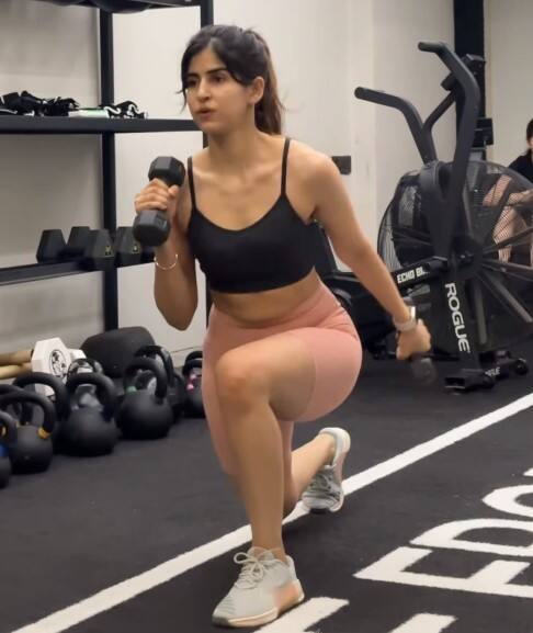 બોલીવૂડ એક્ટ્રેસ સાક્ષી મલિક જિમ લૂકમાં ખૂબ જ હોટ લાગે છે. એક્ટ્રેસ ફિટ રહેવા માટે દરરોજ જિમમાં પરસેવો પાડે છે.