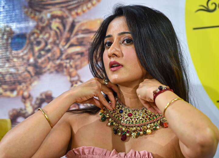 Gold Rate: শেয়ার বাজার (Stock Market) পড়ার সঙ্গে আজ তাল মিলিয়েছে সোনার দর।। বাজার বিশেষজ্ঞরা বলছেন, চলতি বছরে ৭০ হাজার টাকা ছাড়িয়ে যাবে সোনার দাম (Gold Price)। জেনে নিন, আজ রাজ্যে কত হয়েছে সোনার রেট (Gold Price Today) ।