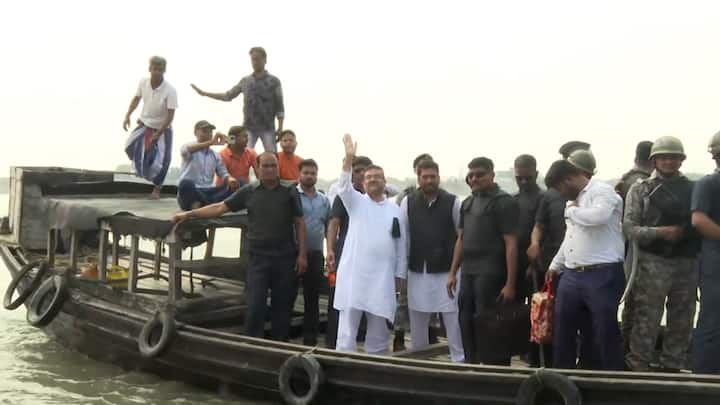 এদিন সন্দেশখালি সফরে শুভেন্দুর হুঁশিয়ারি, 'সন্দেশখালি, মমতার চেয়ার করবে খালি'। বলে গেলেন, 'সুনামি। মমতা শেষ। পালা রে পালা রে...ভয়ঙ্কর আটকানো। সিঙ্গল বেঞ্চের রায়কে আটকে বলছে ওয়েট করুন, ডিভিশন বেঞ্চের রায় অবধি। '