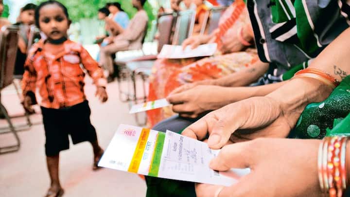 তবে অনলাইনে আধারের ওয়েবসাইট UIDAI-তে এখন খুব সহজেই আপনার অভিযোগ দায়ের করা যাচ্ছে। কীভাবে জানেন ?    ছবি- পিটিআই