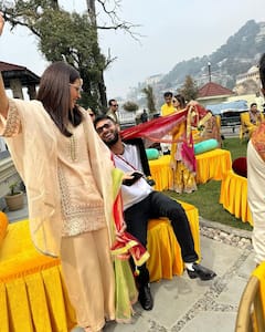 Raashi Khanna : హల్దీ వేడుకల్లో రాశి ఖన్నా.. బంధుమిత్రులతో హాయిగా గడిపేస్తున్న బ్యూటీ