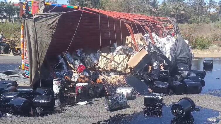 Nashik Mumbai highway Truck accident Traffic Jam on Highway Maharashtra Marathi News Nashik-Mumbai Highway : नाशिक-मुंबई महामार्गावर भीषण अपघात, रंगाचे ड्रम रस्त्यावर पडल्याने मोठी वाहतूक कोंडी