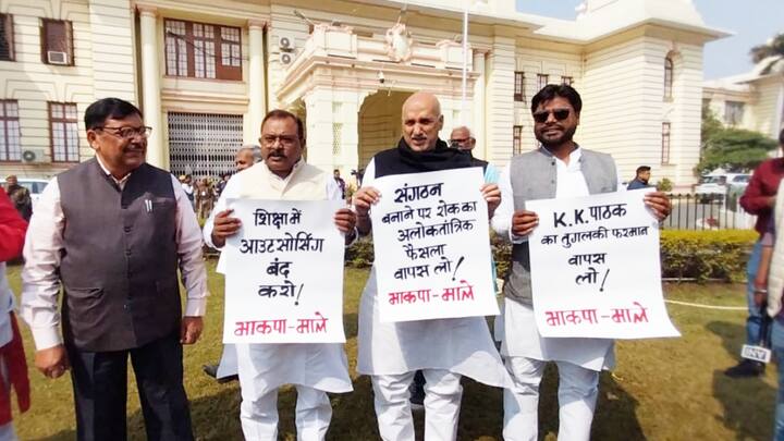 Bihar Vidhan Sabha RJD CPIML Protest Niyojit Teachers Should Get Status of State Employees Unconditionally ANN Bihar News: 'नियोजित शिक्षकों को बिना शर्त मिले राज्य कर्मी का दर्जा', विधानसभा में विपक्ष का प्रदर्शन