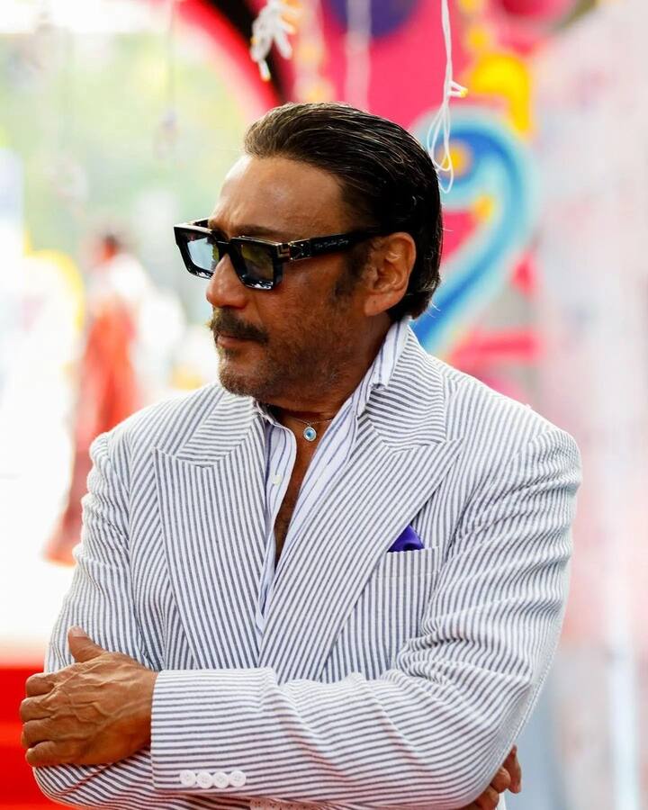 जैकी श्रॉफ - जैकी श्रॉफ भी उन्हीं स्टार्स में से एक हें. जिनका बॉलीवुड में कोई गॉडफादर नहीं था. लेकिन एक्टर ने खुद का यहां स्थापित की और धीर-धीरे वो बॉलीवुड के सुपरस्टार बन गए. बता दें कि आज एक्टर के पास करोड़ों की संपत्ति है.