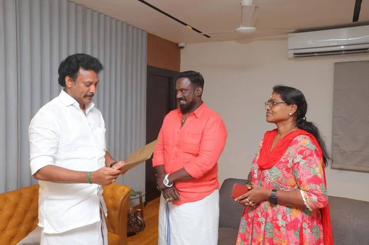 தமிழக பள்ளிக்கல்வித்துறை அமைச்சர் அன்பில் மகேஷ் பொய்யாமொழியுடன் ரோபோ ஷங்கர் - பிரியங்கா ஷங்கர்