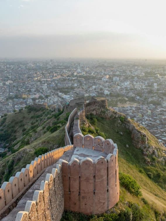 जयपुर में किस धर्म के कितने लोग रहते हैं?