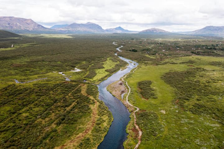 यदि नहीं तो चलिए आज हम आपको बताते हैं. दरअसल दुनिया की सबसे पतली नदी हुआलाई नदी मानी जाती है. रिपोर्ट्स के मुताबिक उत्तरी चीन में बहने वाली इस नदी के नाम दुनिया की सबसे पतली नदी होने रिकॉर्ड है.