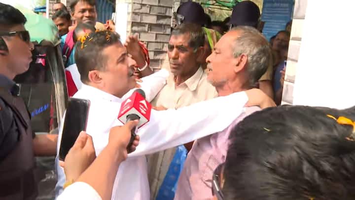 মমতা বন্দ্যোপাধ্যায়েপ উদ্দেশে শুভেন্দু বলে গেলেন, ''আমি অনুরোধ করব, মুখ্য়মন্ত্রী এখানে আসুন। এখানকার মহিলারাই বুঝিয়ে দেবেন বহিরাগত না এখানকার বাসিন্দা। এরপরও আপনি যদি ক্ষমতায় থাকেন, ধিক্কার। ''