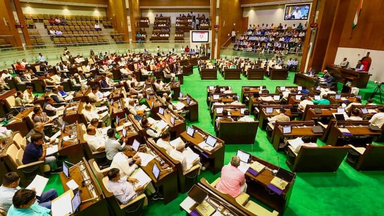 Congress MLAs suspended for in Gujarat Assembly for sloganeering Gujarat News: गुजरात विधानसभा में हंगामा कर रहे कांग्रेस के 10 विधायकों पर एक्शन, पूरे दिन के लिए हुए सस्पेंड