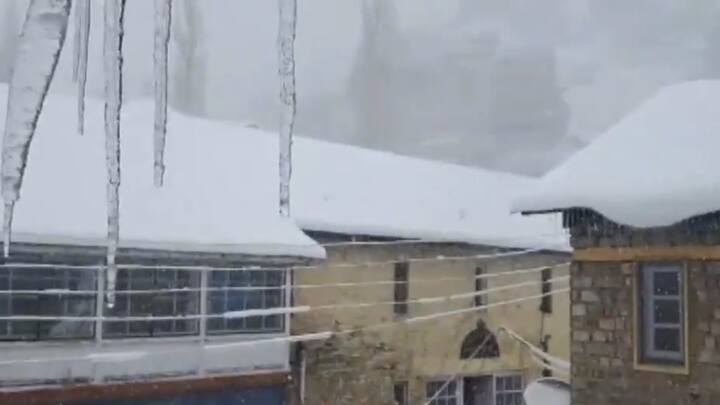 हिमाचल प्रदेश में इस समय बर्फबारी के चलते मौसम सुहाना हो गया है. मौसम विभाग ने सोमवार को यहां कहा कि लाहौल-स्पीति, किन्नौर और कुल्लू के ऊंचे इलाकों में मध्यम से भारी स्तर की बर्फबारी हुई.