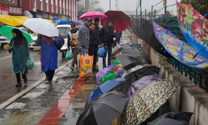 IMD Weather Update: હવામાન વિભાગે આજે એટલે કે મંગળવાર (20 ફેબ્રુઆરી) હિમાચલ પ્રદેશ, લદ્દાખ, ઉત્તરાખંડ અને જમ્મુ કાશ્મીરમાં ભારેથી અતિ ભારે વરસાદ અને હિમવર્ષાની આગાહી જારી કરી છે.