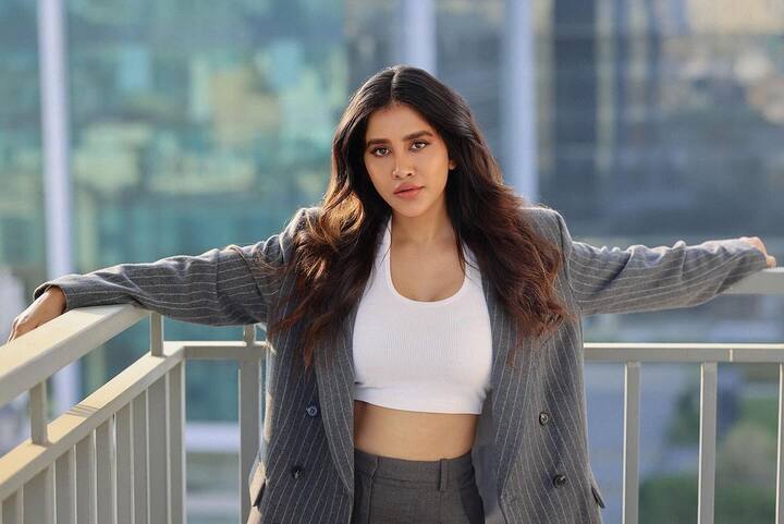 'ఇస్మార్ట్ శంకర్' మూవీతో నబా నటేష్ ఇండస్ట్రీలో టాక్ ఆఫ్ ది టౌన్ గా మారింది. ఆ సినిమాలో ఓ రేంజ్లో అందాలు ఆరబోస్తూ తెలంగాణ స్లాంగ్తో అదరగొట్టింది. అంతకు ముందు ఒకటి రెండు సినిమాలు చేసినా రాని గుర్తింపు ఈ సినిమాతో వచ్చింది.(Images Source : Instagram/NabhaNatesh)