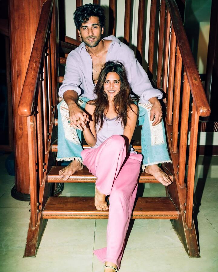 छायाचित्रात हे जोडपे बोटीवर चांगला वेळ घालवताना दिसत आहे.(photo:/kriti.kharbanda/ig)