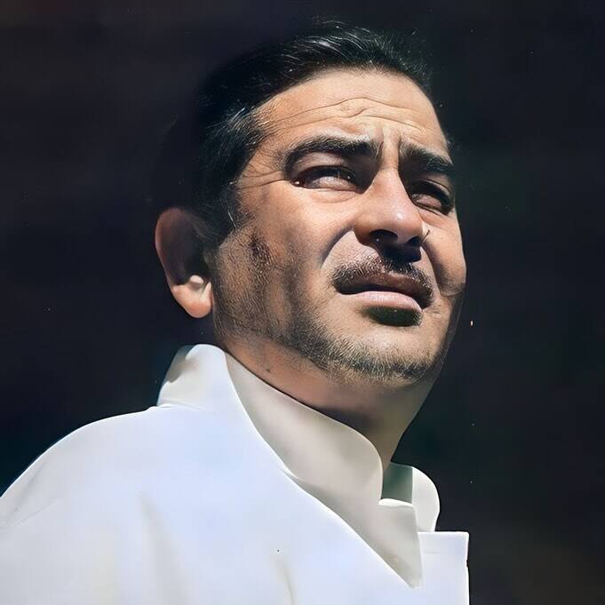 राज कपूर – राज कपूर ना सिर्फ हिंदी सिनेमा के सुपरस्टार बने बल्कि उन्होंने बतौर फिल्ममेकर भी भी ब़ॉलीवुड पर खूब राज किया. इनके बाद एक्टर के भाई बेटों ने भी बॉलीवुड में अपनी सफल पहचान बनाई. लेकिन आपको जानकर हैरानी होगी कि राज कपूर ने कभी भी अपनी बेटियों को फिल्मों में काम करने नहीं दिया.