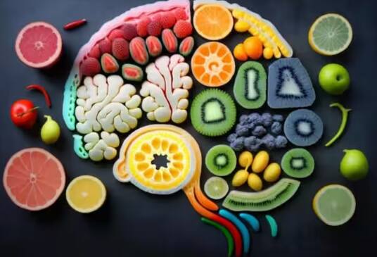 ਅਸੀਂ ਜੋ ਵੀ ਖਾਂਦੇ ਹਾਂ ਉਸ ਦਾ ਅਸਰ ਸਾਡੀ ਸਿਹਤ ਦੇ ਨਾਲ-ਨਾਲ ਦਿਮਾਗ਼ 'ਤੇ ਵੀ ਪੈਂਦਾ ਹੈ। ਦਿਮਾਗ ਸਾਡੇ ਪੂਰੇ ਸਰੀਰ ਨੂੰ ਕੰਟਰੋਲ ਕਰਦਾ ਹੈ, ਇਸ ਲਈ ਉਨ੍ਹਾਂ ਦਾ ਸਿਹਤਮੰਦ ਰਹਿਣਾ ਬਹੁਤ ਜ਼ਰੂਰੀ ਹੈ। ਜੇਕਰ ਮਨ ਤੰਦਰੁਸਤ ਨਾ ਹੋਵੇ ਤਾਂ ਸਾਡੀ ਸਮਰੱਥਾ ਵੀ ਘਟਣ ਲੱਗ ਜਾਂਦੀ ਹੈ। ਜੇਕਰ ਤੁਹਾਡੀ ਖ਼ੁਰਾਕ ਸਹੀ ਹੈ ਤਾਂ ਤੁਹਾਡਾ ਦਿਮਾਗ ਚਾਚਾ ਚੌਧਰੀ ਵਾਂਗ ਤੇਜ਼ੀ ਨਾਲ ਕੰਮ ਕਰਦਾ ਹੈ ਅਤੇ ਇਸ ਦੀ ਸਮਰੱਥਾ ਵੀ ਵਧਦੀ ਹੈ। ਜੇਕਰ ਤੁਸੀਂ ਤੇਜ਼ ਦਿਮਾਗ ਚਾਹੁੰਦੇ ਹੋ ਤਾਂ ਆਪਣੀ ਡਾਈਟ 'ਚ ਸ਼ਾਮਲ ਕਰੋ ਇਹ 5 ਦਿਮਾਗੀ ਭੋਜਨ।