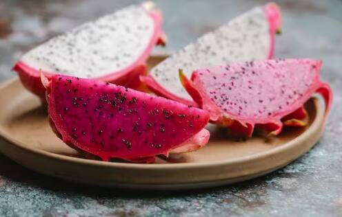 ਬਾਜ਼ਾਰ ਵਿਚ ਡ੍ਰੈਗਨ ਫਰੂਟ ਦੇ ਭਾਅ ਕਾਫੀ ਜ਼ਿਆਦਾ ਹਨ। ਜੇਕਰ ਤੁਸੀਂ ਇਸ ਦਾ ਸੁਆਦ ਲੈਣਾ ਚਾਹੁੰਦੇ ਹੋ ਤਾਂ ਤੁਹਾਨੂੰ ਵੱਡੀ ਰਕਮ ਖ਼ਰਚ ਕਰਨੀ ਪੈਂਦੀ ਹੈ। ਪਰ ਤੁਸੀਂ ਇਸਨੂੰ ਆਪਣੇ ਘਰ ਵਿੱਚ ਉਗਾ ਕੇ ਪੈਸੇ ਬਚਾ ਸਕਦੇ ਹੋ। ਆਓ ਜਾਣਦੇ ਹਾਂ ਇਸ ਨੂੰ ਘਰ ਵਿੱਚ ਕਿਵੇਂ ਉਗਾ ਸਕਦੇ ਹੋ...