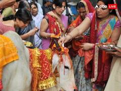 Astrology: किस्मत के ताले खोलने हैं तो रोज की पहली रोटी गाय को खिलाएं, पढ़ें इसके अनंत फायदे