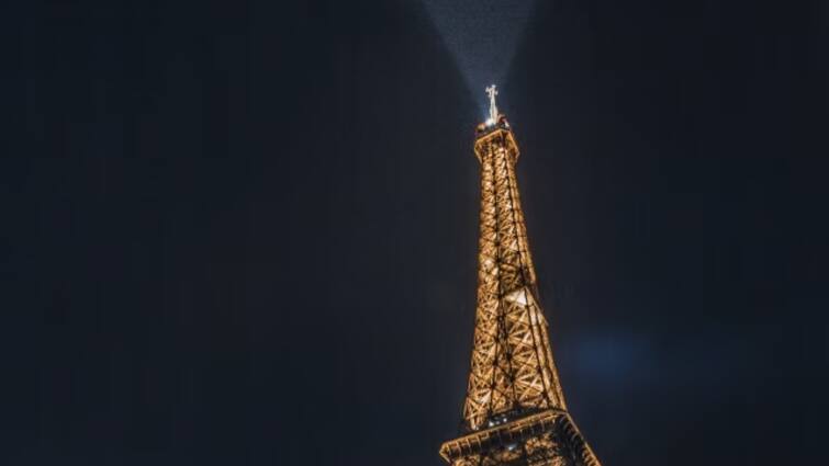Eiffel Tower employees strike demand to increase salaries tower closure Eiffel Tower closed: ఉద్యోగులు స‌మ్మె బాట- మూతపడ్డ ఈఫిల్ ట‌వ‌ర్!