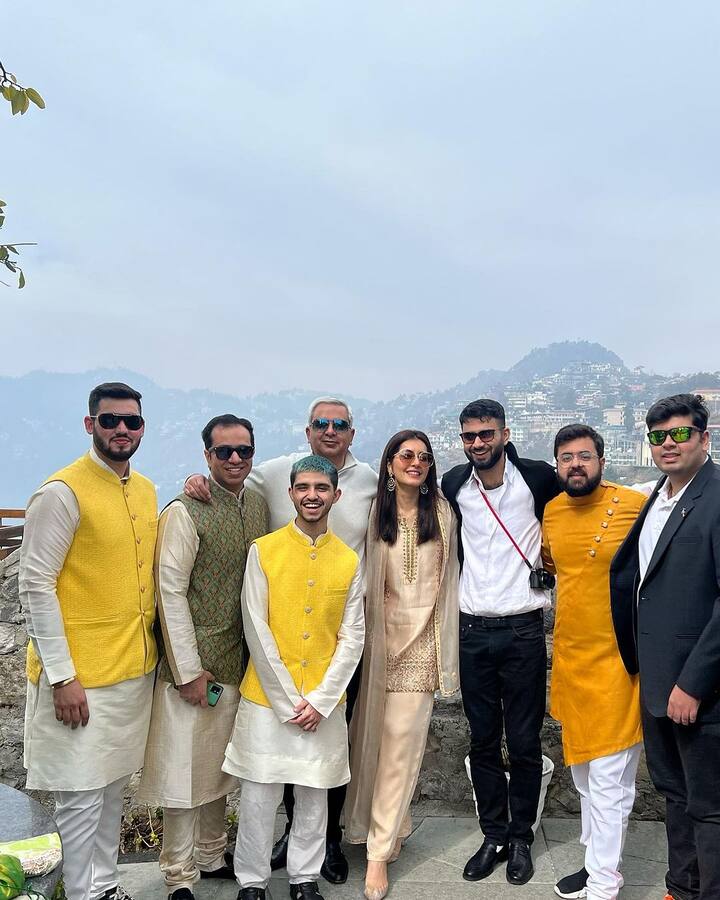 కేవలం తెలుగులోనే కాకుండా తమిళంలో కూడా రాశి మంచి పేరే సంపాదించుకుంది. ప్రస్తుతం బాలీవుడ్లో పలు వెబ్సిరీస్లు చేస్తుంది. వచ్చిన ప్రతి మంచి అవకాశాన్ని రాశి సద్వినియోగం చేసుకుంటుంది. (Images Source : Instagram/raashiikhanna)