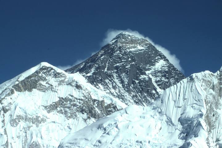 जिसका आधे से ज्यादा हिस्सा प्रशांत महासागर के अंदर मौजूद है. दरअसल इस पहाड़ का 4,205 मीटर हिस्सा समुद्र तल से ऊपर हैै. वहीं लगभग 6 हजार मीटर हिस्सा समुद्र के नीचे है.