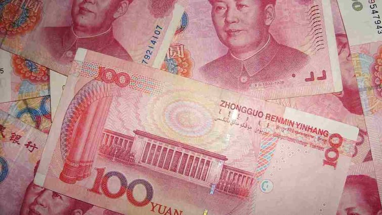 China Company Gives Bonus To Its Employees Won Ninety Seven Thousand Yuan Which Is Around Eleven Lakh Rupee ऐसा बोनस जो घुमा देगा दिमाग! टेबल पर लगा दिया नोटों का पहाड़, जितने गिन पाओ ले जाओ
