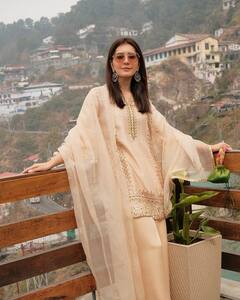 Raashii Khanna Photos : நலங்கு விழாவில் சந்தனம் போல் ஜொலிக்கும் ராஷி கண்ணா!