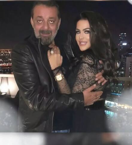 संजय दत्त – बॉलीवुड में एक्टर और विलेन के तौर पर अपनी एक्टिंग का दम दिखा चुके संजय दत्त भी इस लिस्ट में शामिल है. ये तो सभी जानते हैं कि एक्टर ने तीन शादियां की थी और पहली पत्नी से उनको एक बेटी भी हैं.