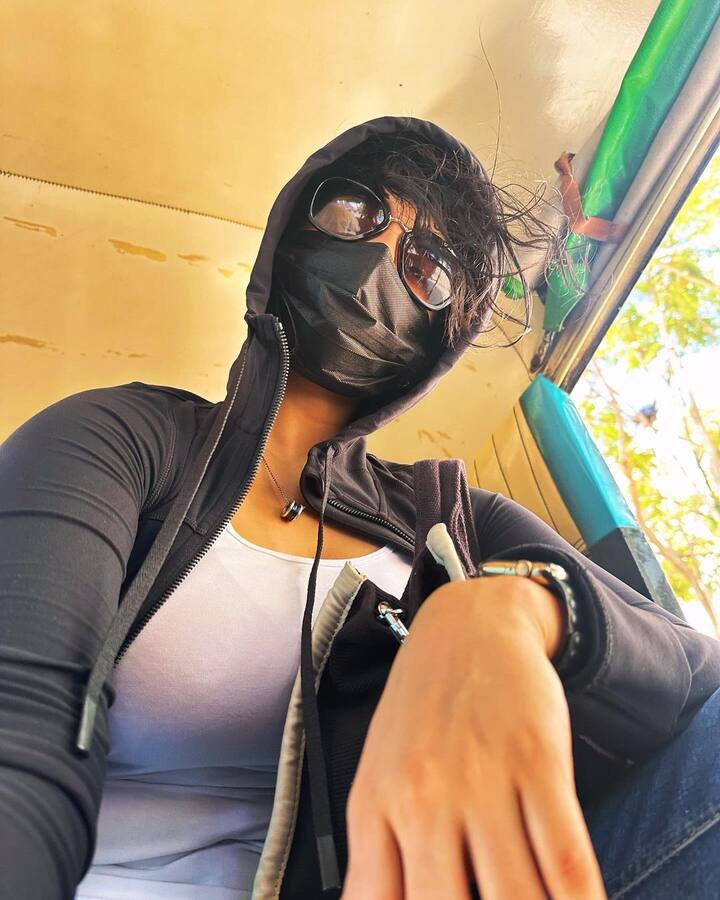 ஆட்டோவில் சென்று கொண்டு இருக்கும் போது எடுக்கப்பட்ட புகைப்படங்களை இன்ஸ்டா பக்கத்தில் பதிவிட்டுள்ளார் ரித்திகா.