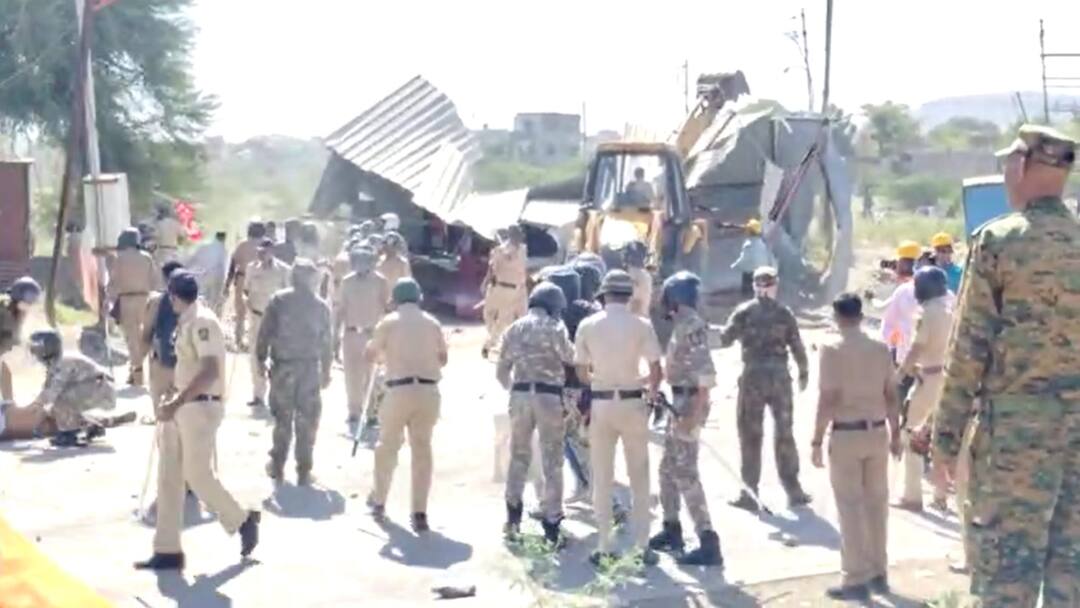 Attack on Chhatrapati Sambhaji Nagar Police and Municipal Corporation team Police force increased marathi news संभाजीनगरात राडा, महापालिकासह पोलिसांच्या पथकावर हल्ला; अश्रूधुराच्या नळकांड्या फोडल्या