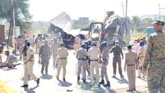 संभाजीनगरात राडा, महापालिकासह पोलिसांच्या पथकावर हल्ला; अश्रूधुराच्या नळकांड्या फोडल्या