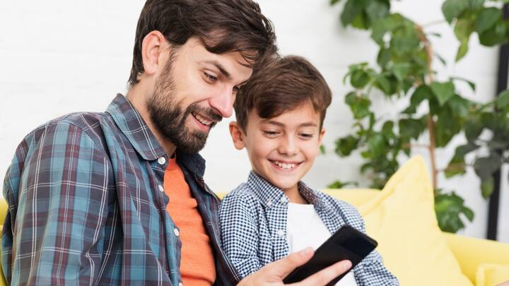 बच्चे को ऑलराउंडर बनाने के लिए ढेर सारा प्यार, सही दिशा और हौसला देना पड़ता है. आज हम आपको बताएंगे कुछ सरल लेकिन कारगर तरीके जो आपके बच्चे को हर फील्ड में अच्छा करने में मदद करेंगे.