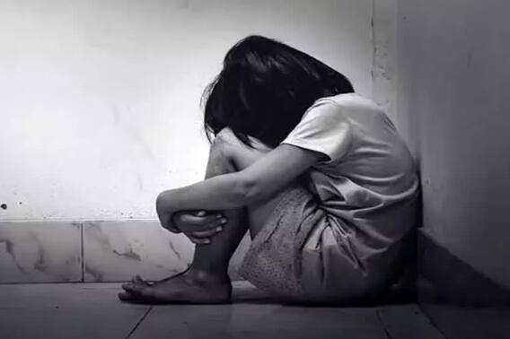 Surat: નવ વર્ષની બાળકી પર બે પાડોશીએ આચર્યુ દુષ્કર્મ, માતાએ બાળકીને બોલાવવા મોકલતા જ ફૂટ્યો ભાંડો Surat: નવ વર્ષની બાળકી પર બે પાડોશીએ આચર્યુ દુષ્કર્મ, માતાએ બાળકીને બોલાવવા મોકલતા જ ફૂટ્યો ભાંડો