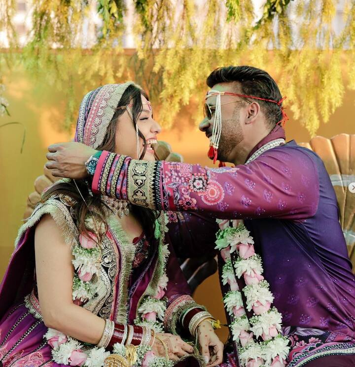 ਇਸ ਦੌਰਾਨ ਉਸ ਨੇ ਗੂੜ੍ਹੇ ਜਾਮਨੀ ਰੰਗ ਦੀ ਸ਼ੇਰਵਾਨੀ ਪਾਈ ਹੋਈ ਹੈ। ਇਸ ਦੇ ਨਾਲ ਹੀ ਉਸ ਨੇ ਆਪਣੇ ਗਲੇ 'ਚ ਫੁੱਲਾਂ ਦਾ ਮਾਲਾ ਪਾਇਆ ਹੋਇਆ ਹੈ। ਇਸ ਦੌਰਾਨ ਅਪੂਰਵਾ ਪੂਰੇ ਮਰਾਠੀ ਲੁੱਕ 'ਚ ਨਜ਼ਰ ਆ ਰਹੀ ਹੈ।
