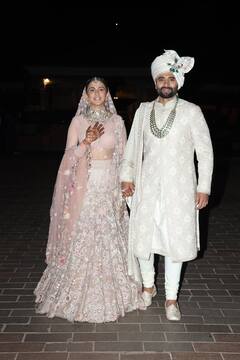 शादी के बाद हाथों में हाथ थामे मीडिया से मिलने पहुंचे जैकी-रकुल, न्यूली मैरिड कपल ने जमकर दिए पोज