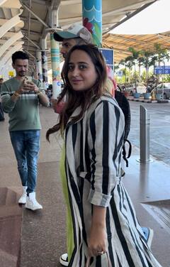 Varun-Natasha Pics: प्रेग्नेंट नताशा दलाल ने फ्लॉन्ट किया बेबी बंप, हसबैंड वरुण धवन ने एयरपोर्ट पर रखा ख्याल, देखें तस्वीरें