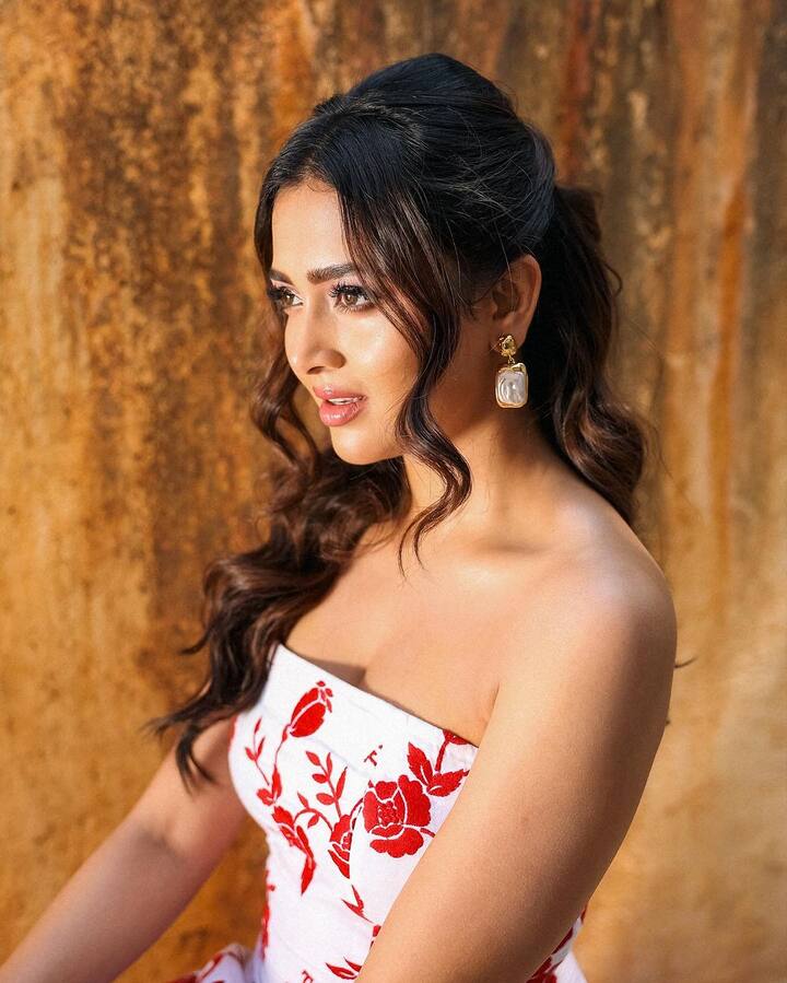 Tejasswi Prakash opted for a wavy hair look