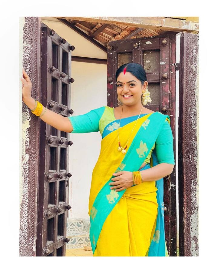 ‘కార్తీకదీపం’ సీక్వెల్ కథకి సంబంధించిన ప్రోమోలో.. డాక్టర్ బాబు, వంటలక్కల కూతురు శౌర్యతో కథ మొదలుపెట్టించబోతున్నారు. పైగా నాకు అమ్మైనా నాన్నైనా మా అమ్మే అంటోంది శౌర్య.